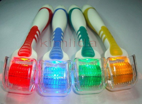 可変性の頭部が付いている手持ち型の 540 本の針チタニウム LED の derma のローラー